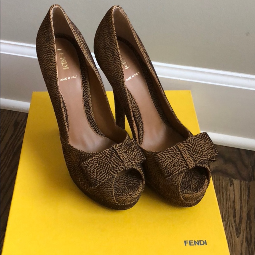 Fendi spuntata pump